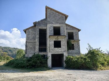 Недостроенное домовладение в Лазаревском